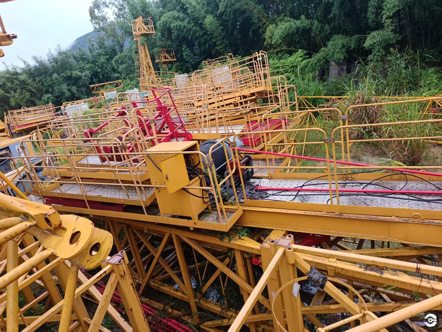 Second-hand tower crane with long jib arm Second-hand tower crane with long jib arm