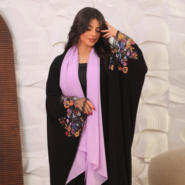 Schwarzes Abaya-Hijab-Set mit floral bestickten Ärmeln