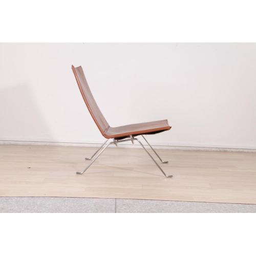 Réplique de fauteuil en cuir cognac Poul Kjaerholm PK22