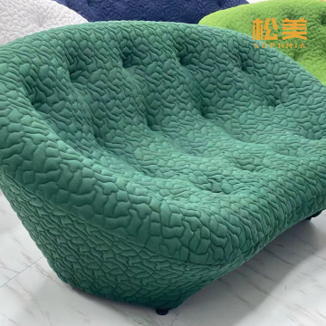 Элегантный одноместный диван из текстурированного бархата с изгибами