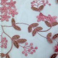 Rosa Blumen bestickter Tüllstoff aus 100 % Polyester