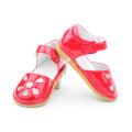 Модная стильная обувь на плоской подошве для маленьких девочек с скрипучим рисунком