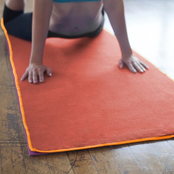 yoga mat towel Anti-slip hot yoga mat towel with silicon dots Supplier
