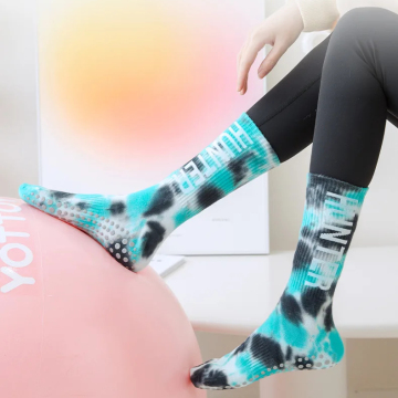 Trendy Women's Xiangyi Long Tube Yoga Socks: Dyeing Letters, Non-Slip Cotton Pilates Grip Socks for All Seasons