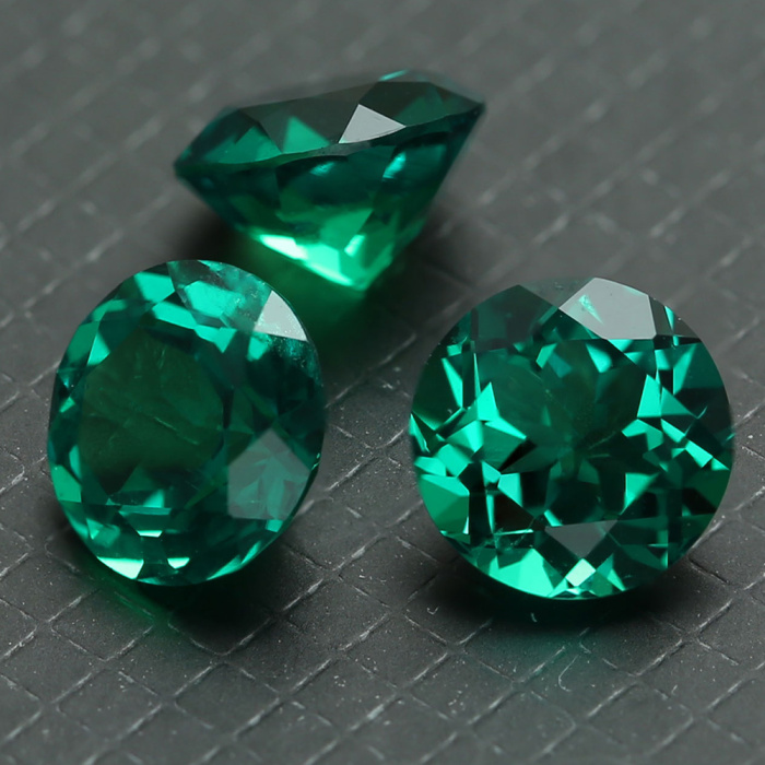 실험실에서 재배한 에메랄드 라운드 브릴리언트 컷 열수 보석