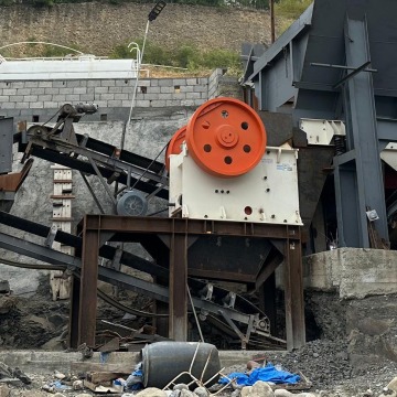 Düşük Fiyat 100-200 TPH Taş Ocağı Kırıcı: Konveyörlü kararlı ve güvenilir çene kırıcı