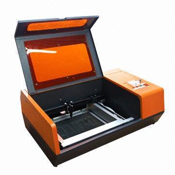 Automatically cutting screen protectors, controlled by the professional