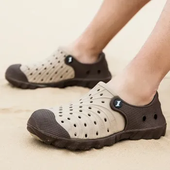 2024 Lightweight Men's Beach Shoes: Wholesale Plastic Sandals, Mules & Slippers for Casual Outdoor Use