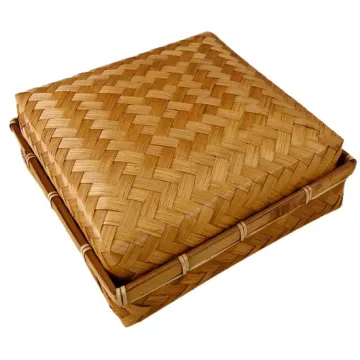 Confezione regalo festosa in bambù con coperchio intrecciato a mano