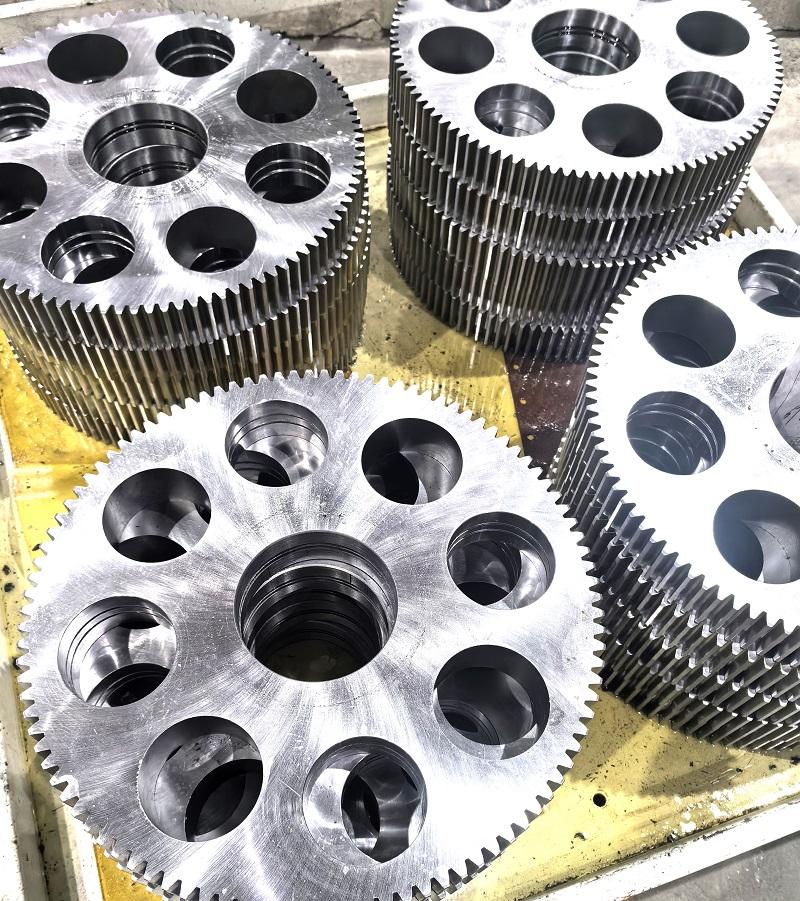 Cylindrical helical gear (18)