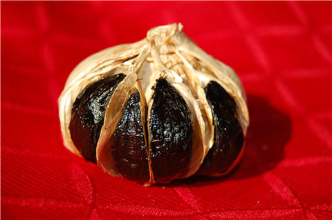 Whole-Black-Garlic-with-Some-Bulb