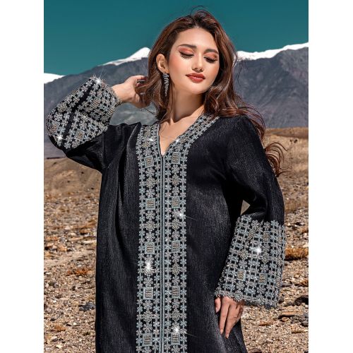 لباس عبای مشکی با جزئیات کریستال دوزی شده