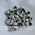 Perles acryliques opaques solides de bijoux de belle boule avec la forme de coeur là-dessus