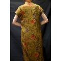 Qipao de manga corta amarillo floral de seda Heritage