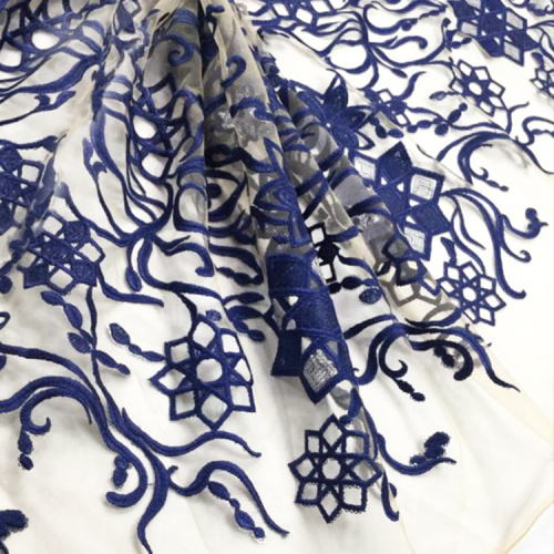 Granatowy haft koronkowy w kwiaty