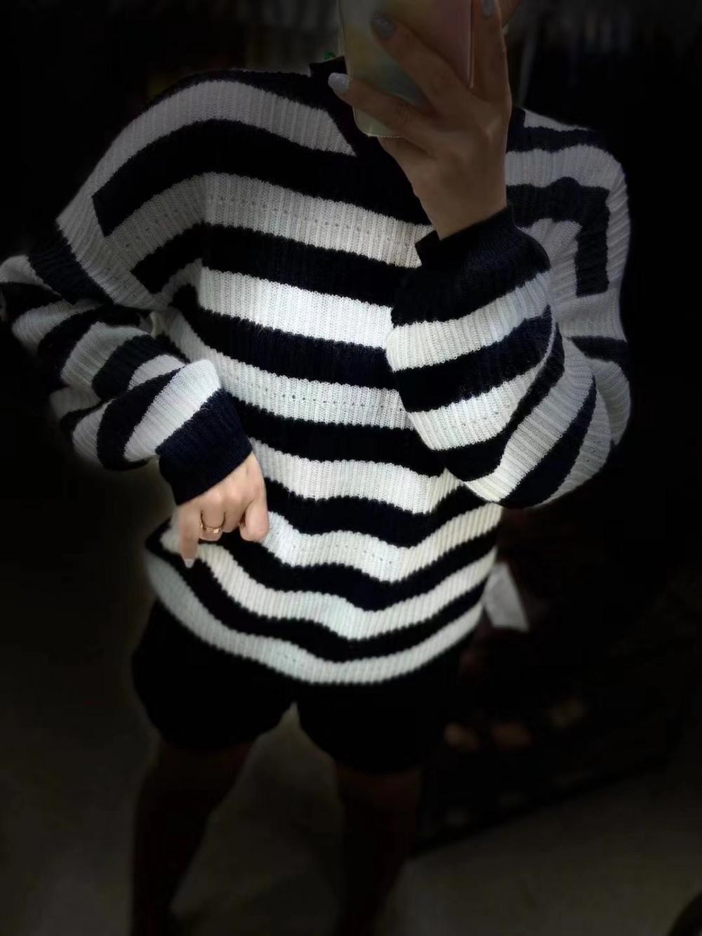 Cashmere stripe black and white long sleeve knit