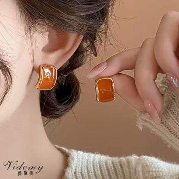 Sleek Curved Geometric Stud Earrings for Everyday Wear