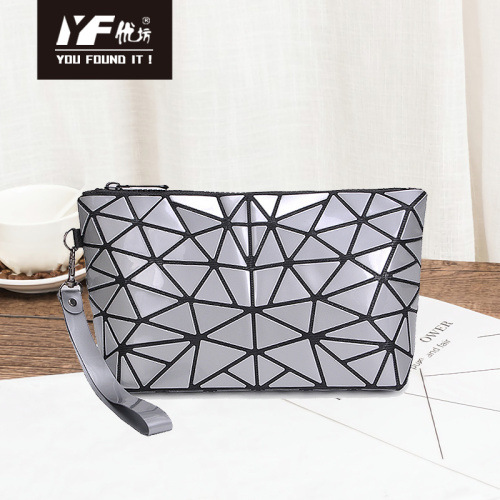 Geometrische, faltbare, sandfarbene PVC-Kosmetiktasche