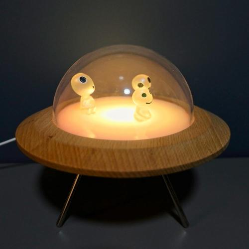 RGB Holz UFO -Nachtlicht mit Aliens