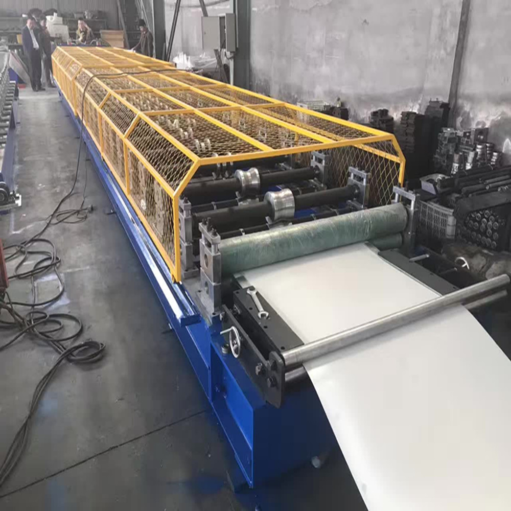 Roll forming panel roof machine