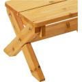 धारीदार छाता के साथ आउटडोर लकड़ी की मेज