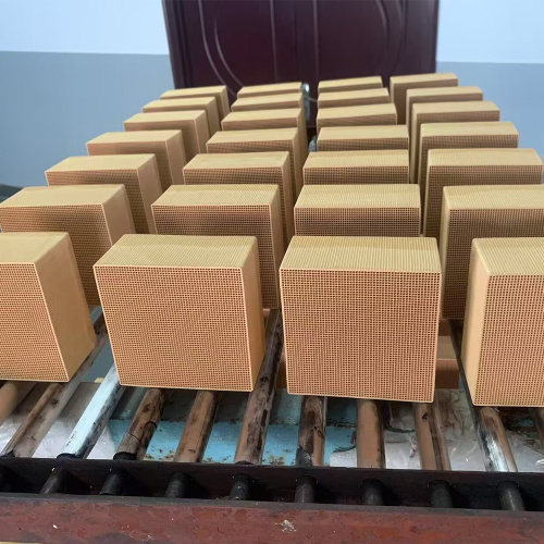 China Industrial Ceramic Honeycomb Catalyst Substrate Catalyst Factory