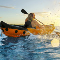 2 orang tiup plastik memancing kayak dengan dayung
