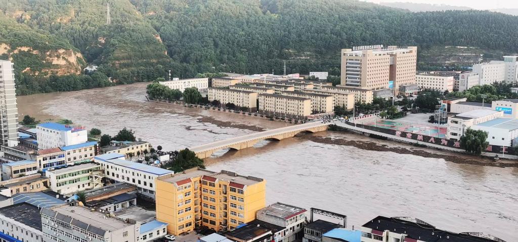 Beiluo River flood peak transit, refining and chemical company emergency response to ensure safety