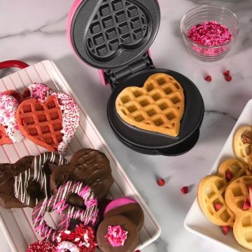 Compact Heart-Shaped Waffle Maker - 550W Valentine's Day Special