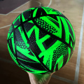 Lichtglows in het donkere basketbal