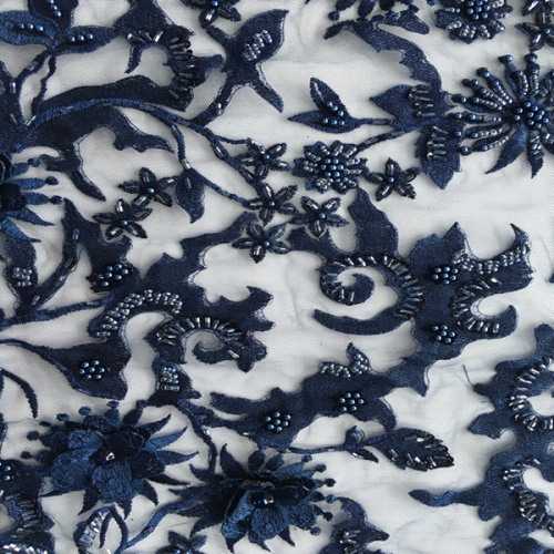 Fleur de cube avec broderie de perles sur tissu en maille