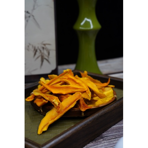 Kawałki suszonego mango dojrzewające w słońcu Yunnan