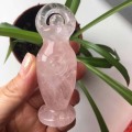 Женская статуя с розовым кварцевым кристаллом для исцеления
