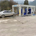 Conduire à travers un équipement de lavage de voiture tunnel entièrement automatique