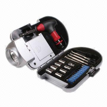 Tool Kit, bestående av skruvmejsel, tång och LED Spotlight, mäter 21,9 x 12,4 x 12 cm