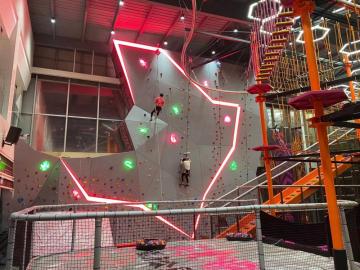 Parete da arrampicata per bambini usata commerciale