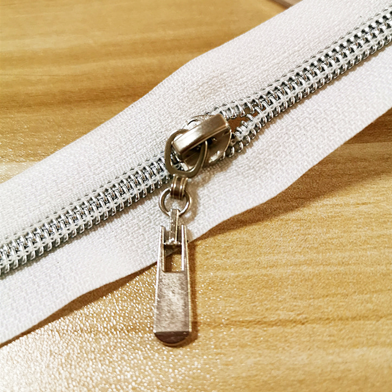 Metal zipper