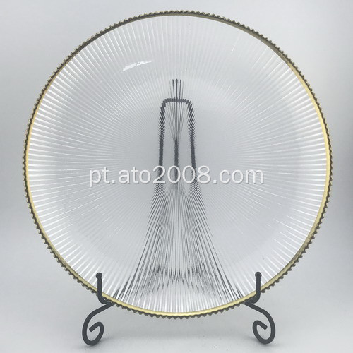 Jantar em prato de vidro transparente com borda dourada