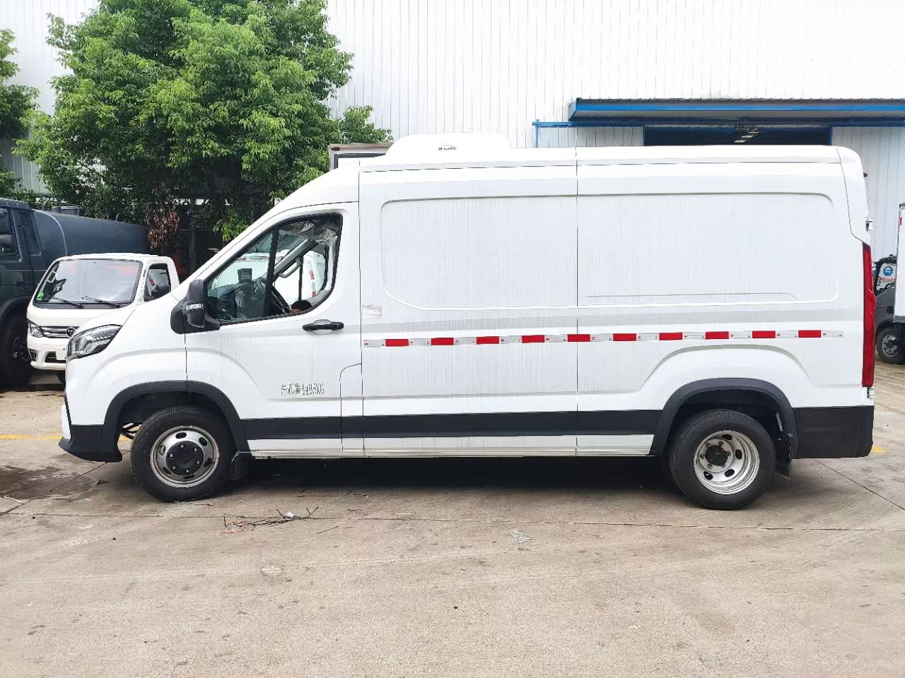 Refrigerated pharmaceutical transport vehicle