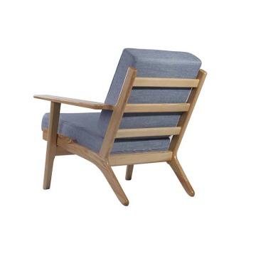 Réplique de fauteuil Hans Wegner en planche