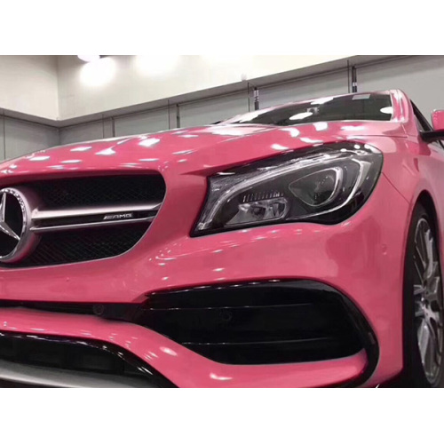 光沢のあるピンクの車のラップビニール