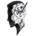 Une horloge en forme de cerveau cool avec des engins mobiles