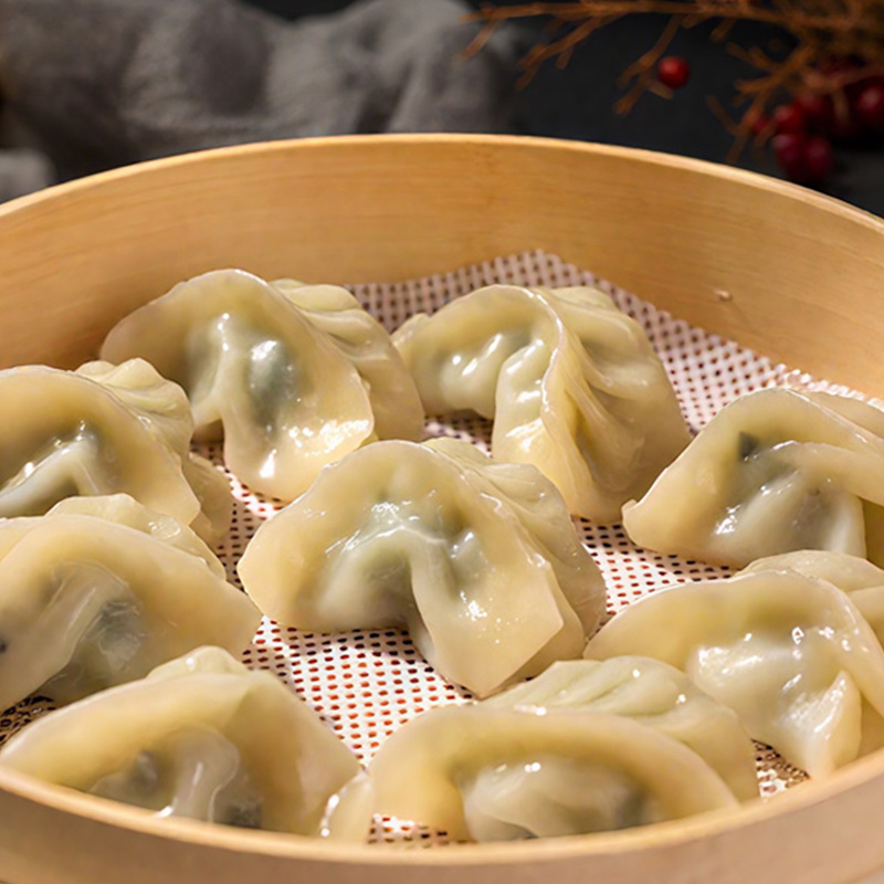 Домашние пельмени из свежего мяса с луком-пореем, приготовленные на пару