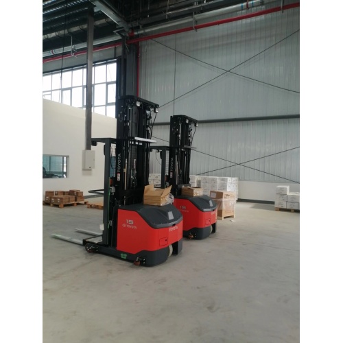 Empilhadeira Toyota para coleta de pedidos