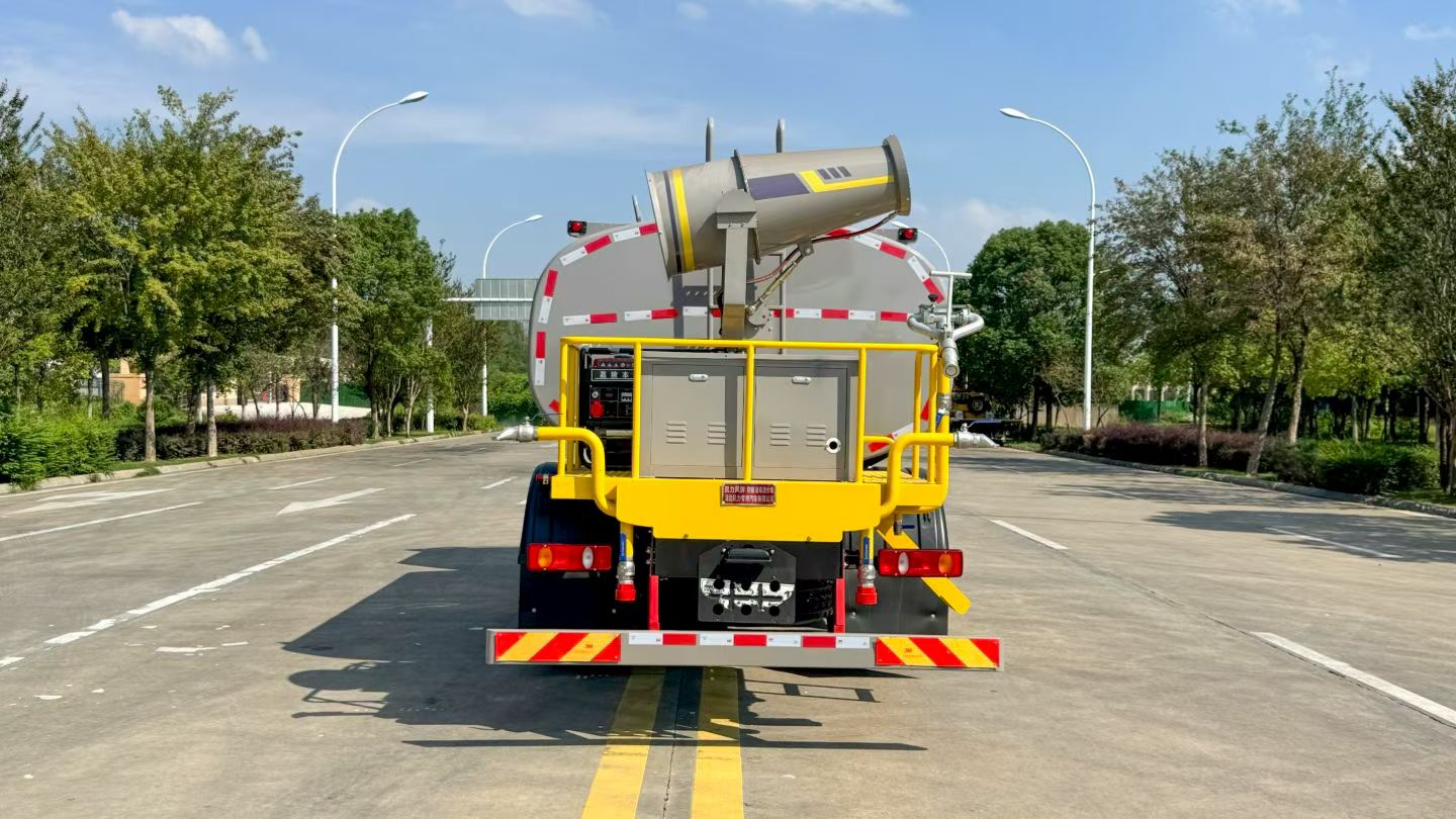 Portable water tank trailer for farming