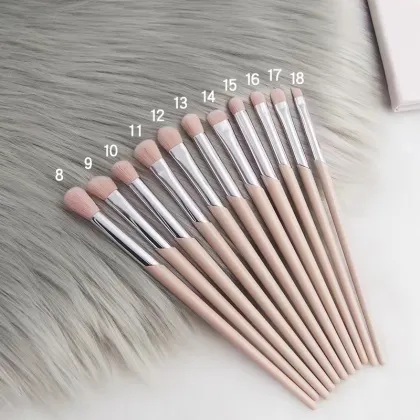 A set of 15 makeup brushes