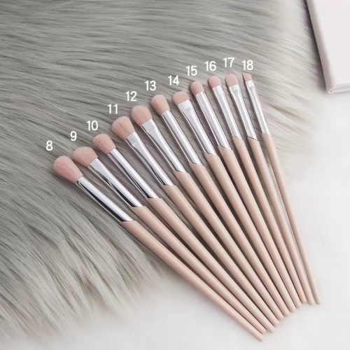 Un conjunto de 15 pinceles de maquillaje