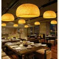 Grande lustre de pingente de bambu de vime com lâmpada decorativa de vime