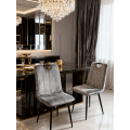 Silla de comedor tapizada en terciopelo gris, con patas negras y precio accesible