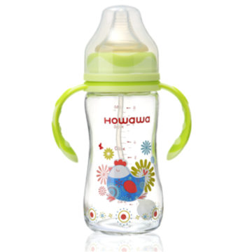 Spädbarnsmjölkflaska som matar glasflaskan med handtag